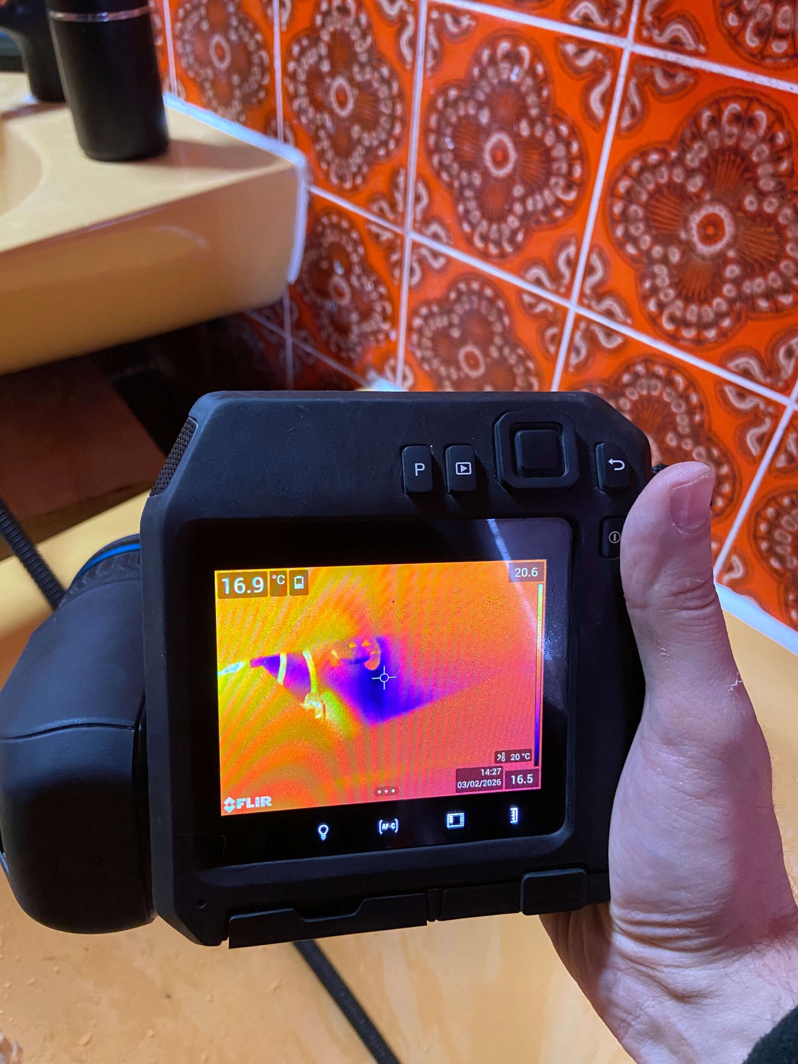 Leckortung Berlin – FLIR Wärmebildkamera an Wand